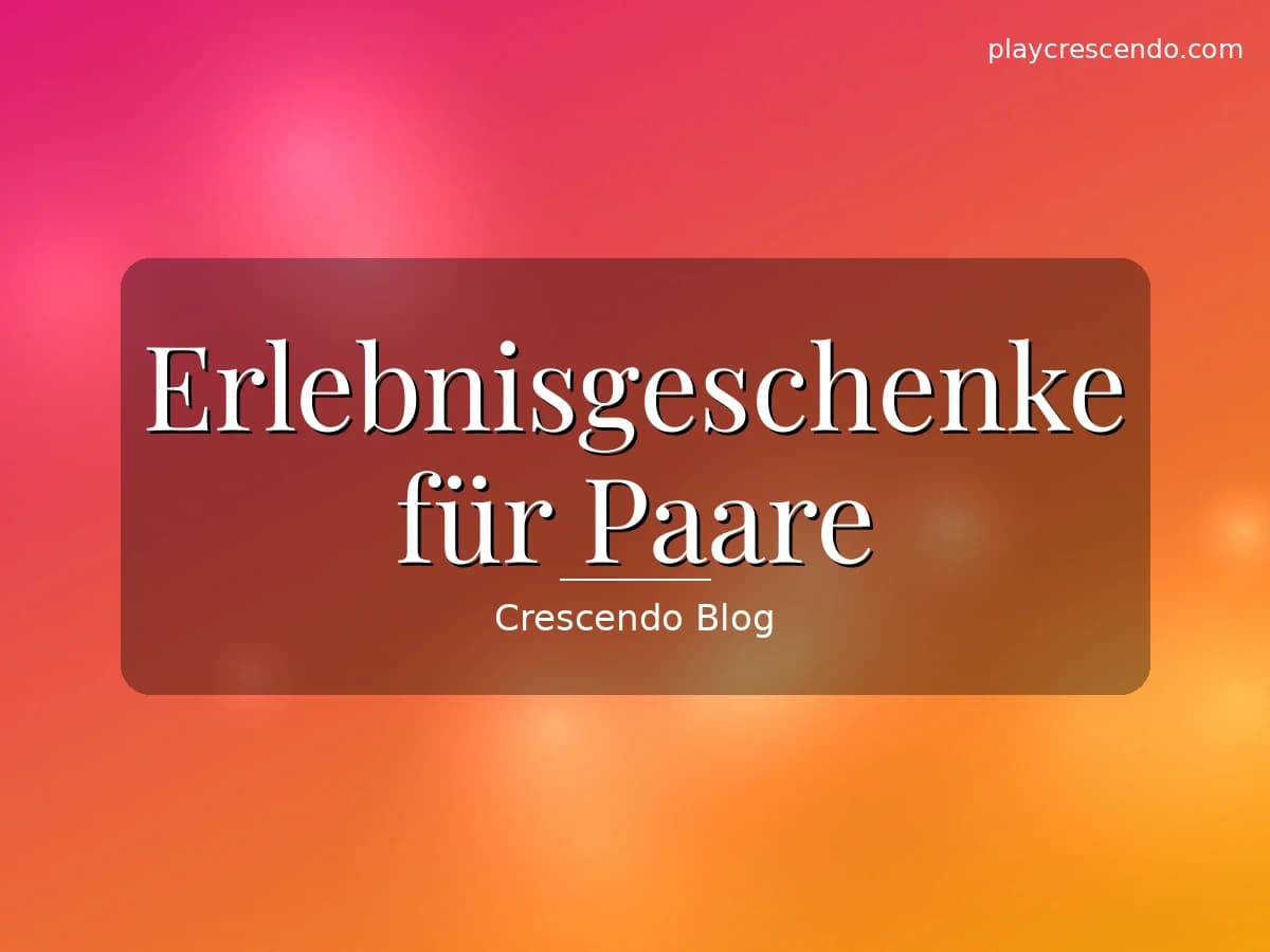 Paar stößt bei einem gemeinsamen Erlebnis mit Wein an, warmes Abendlicht