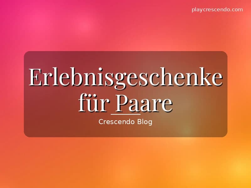 Paar stößt bei einem gemeinsamen Erlebnis mit Wein an, warmes Abendlicht