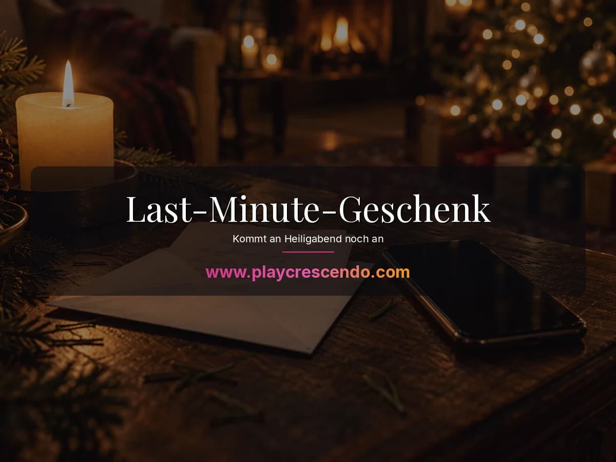 Umschlag mit handgeschriebener Karte neben einem Smartphone bei Kerzenlicht, dahinter ein Weihnachtsbaum